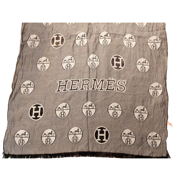 HERMÈS Iconic Brown & Beige  Reversible H Horse & Carriage Print Scarf Pre-owned - Picture 15 of 16